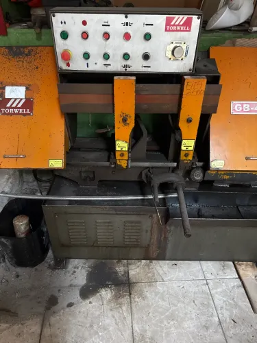 Serra fita para cortar aço automática 