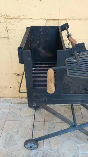 Churrasqueira Parrilla Uruguaia Portátil de Ferro Fundido 