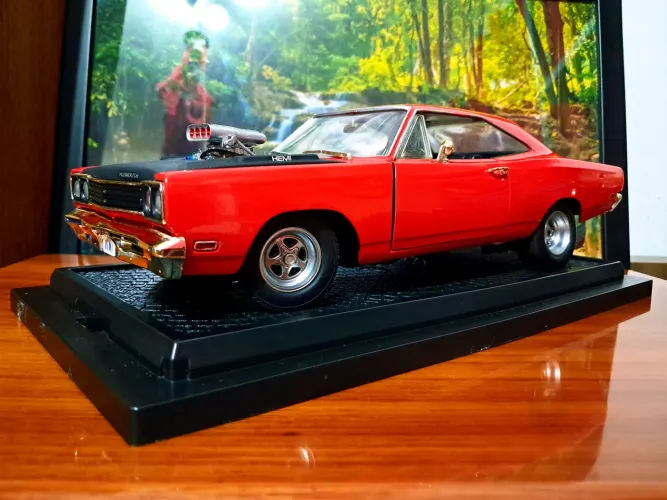 Miniatura Plymouth Roadrunner 1:18 Hemi 426, (Motor e Rodas GMP). impecável, sem detalhes.