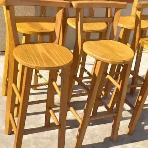 Banquetas redondas altas, 70cm de altura, madeira de eucalipto.