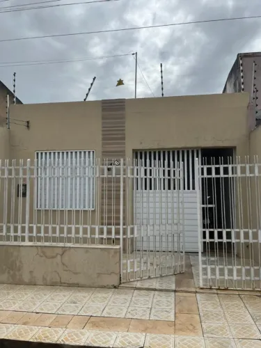 Vender rápido, 3/4, garagem, quintal espaçoso, perto do HU e UFS. Só escritura do lote!