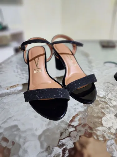 Sandália vizzano preto com brilho tamanho 35
