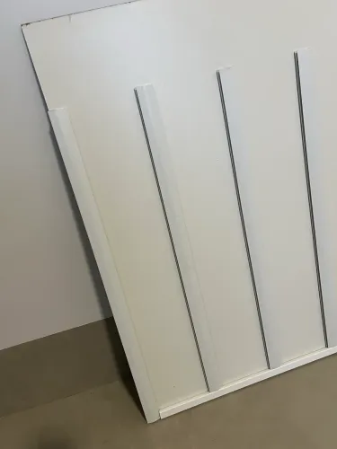 Porta blister em MDF 3mm branco e canetas em PVC, para 99 blister de minis 1/64