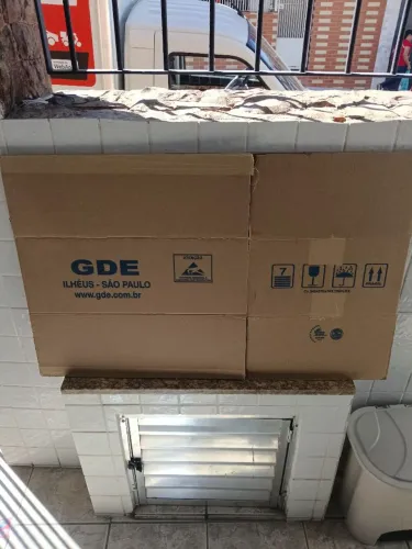 Caixa de papelão seminova usada