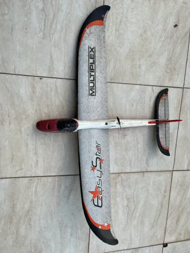 Planador Multiplex Easy Star 1,4m envergadura com bateria li-ion 3s 4000mah