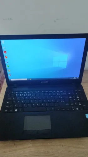 Notebook Samsung NP300e5k com processador Celeron CPU 3215U@1.70ghz, HD 500GB, 8GB
