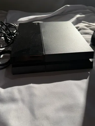 PS4 com dois controles 