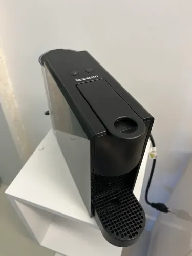 Cafeteira Nespresso 220V Essenza Mini C30 - Preta (Desapego Mudança)
