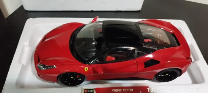 Miniatura Ferrai 488 GTB escala 1/18, burago