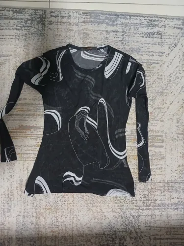 Blusa transparente  preto e branco estiloso