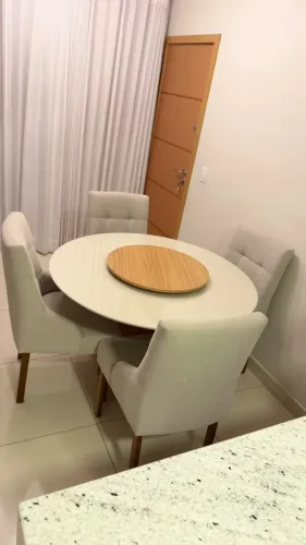 MESA DE JANTAR REDONDA COM 4 CADEIRAS - LINHO BEGE + PRATO GIRATÓRIO