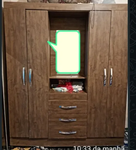 Um guarda roupa 