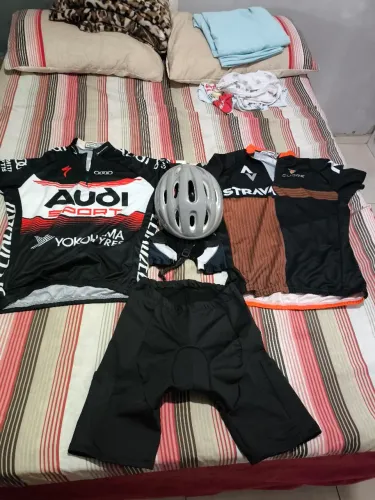 Kit ciclismo (2 camisas, 1 short, 1 capacete e par de luvas)