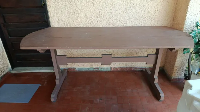 Mesa em madeira de lei