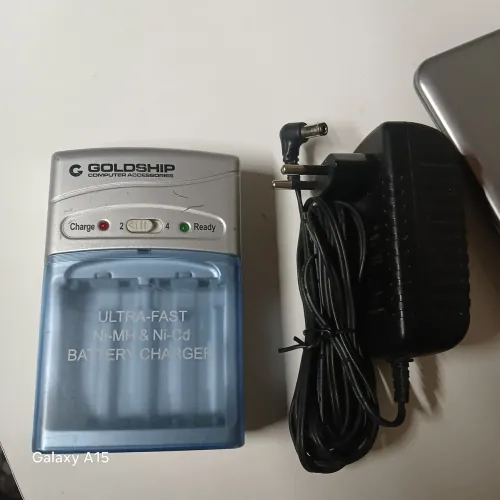 Vendo esse carregador de pilhas AA recarregável modelo V1000