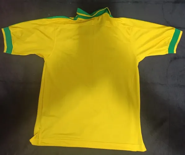 Camiseta da seleção brasileira autografada por Zagallo.