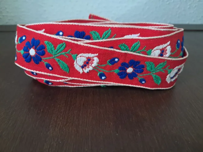 Antiga fita em jacquard florido