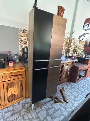 Armário com 4 portas cor Preto e Marrom em excelente estado.