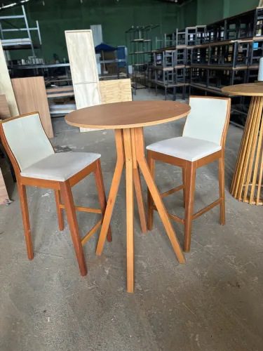 BISTRÔ CHIQUE COM DUAS BANQUETAS