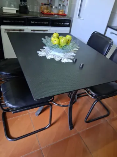 Mesa tampo de vidro, pés de ferro da mesa e cadeiras, ótimo para uso por apenas 400 reais.