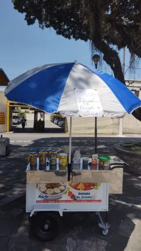Carrinho de açaí e salada de frutas