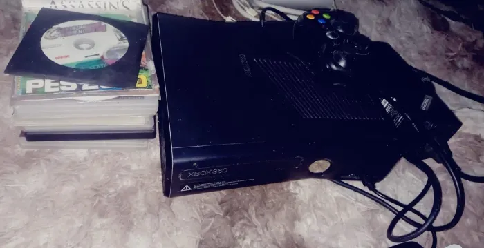 Vendo Xbox 360, bloqueado, funcionando perfeitamente. Obs manete paralela,boa qualidade