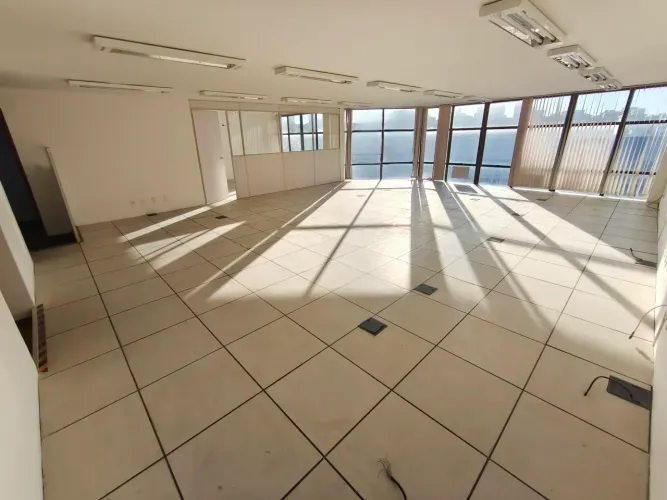 Sala Comercial com 170 M², 1 vaga, elevador, Praia Campista - Macaé - RJ.