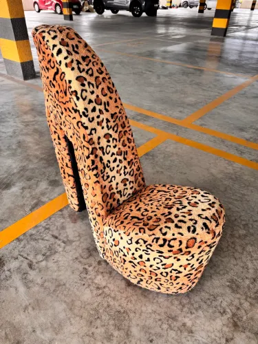 Puff modelo tamanco com estrutura de madeira coberto com carpete 