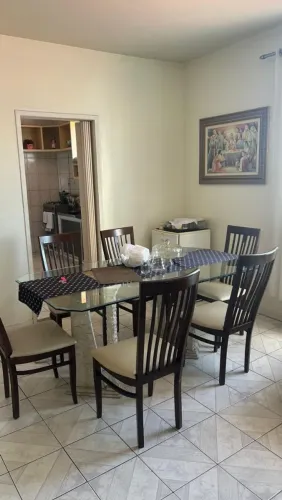 Mesa de jantar com 6 cadeiras