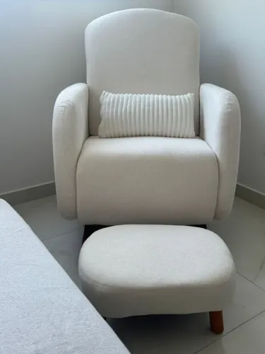 Poltrona de amamentação com puff