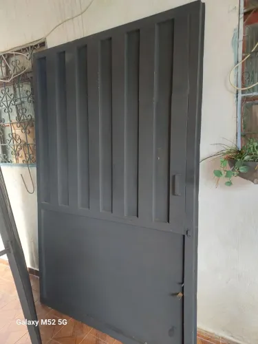 Portão de aço recondicionado vendo barato quero desapegar