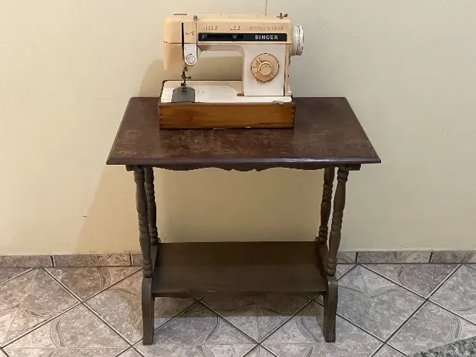 Antiguidades. Mesa Antiga em Madeira de Lei para Máquina de Costura ou Decoração