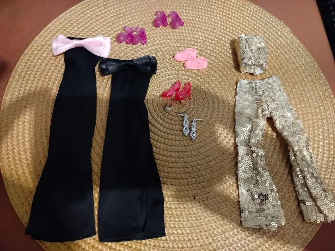 Roupas e sapatos para boneca Barbie 