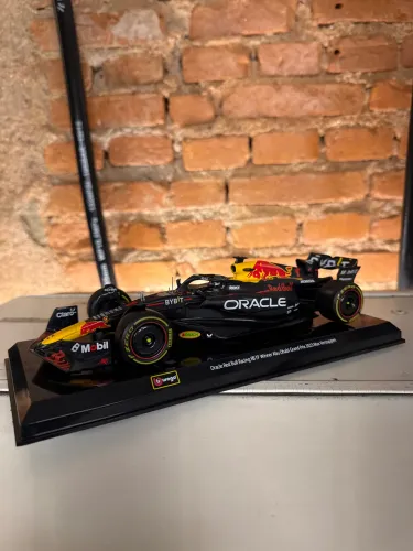 Miniatura Formula 1 1/24 Max Verstappen 2023 World Champion Abu Dhabi