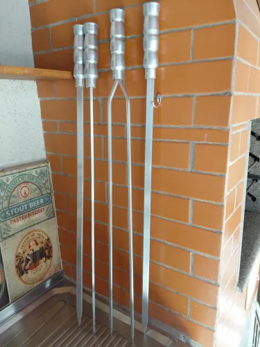 4 Espetos para churrasco em alumínio grandes 84cm (3 retos e 1 duplo)