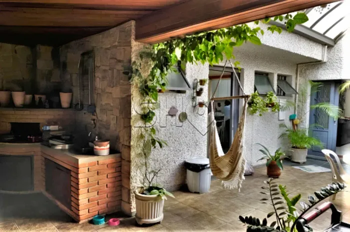 Casa com quintal, churrasqueira e forno de pizza