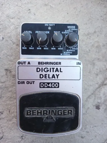 pedal de efeito para guitarra Behringer Digital Delay DD400