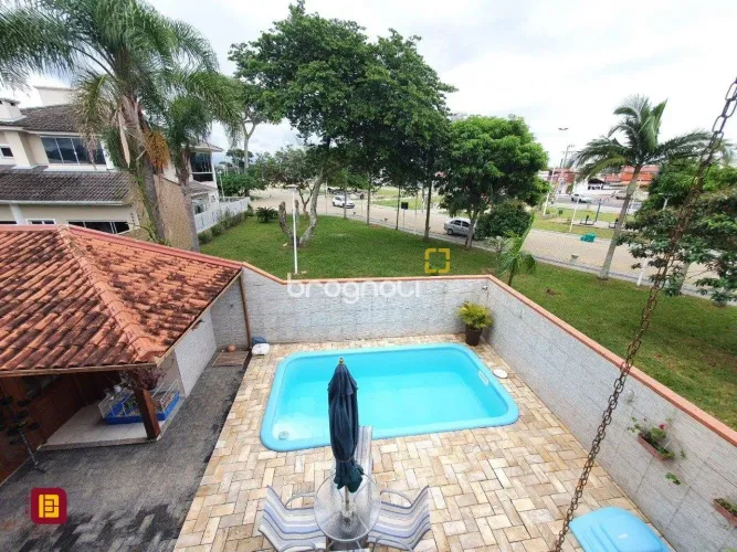 Casa a venda no Carianos com 4 quartos e edícula com churrasqueira.