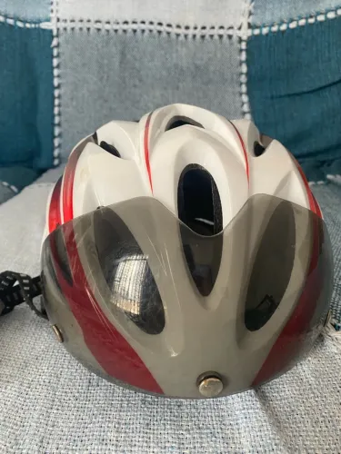 Capacete de ciclismo com viseira 