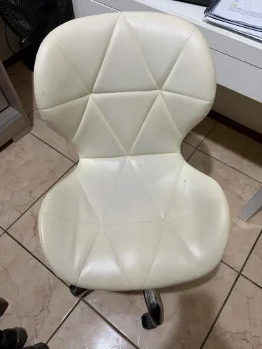 Cadeira branca para estudo