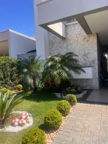 Casa com 4 suítes, sendo 1 térrea, no Village Damha I | Energia solar e área gourmet