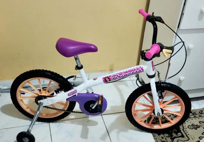 Bicicleta infantil Barbie semi nova