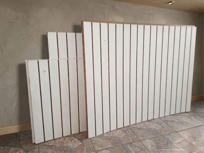 Painéis canaleta dos em MDF, vendo as 6 placas por 500