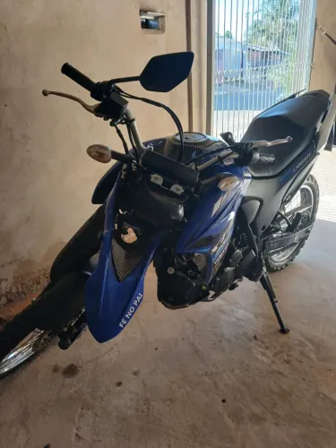 OBS: MOTO COM COLISÃO FRONTAL....Moto pouco rodada, está parada.
