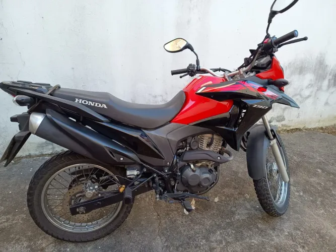 Moto pouco usada,ano 2023, Licenciamento Pago