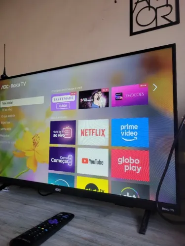 Smart TV Roku 32 polegadas, acompanha controle e antena interna.