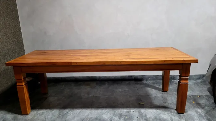 Vendo um conjunto de mesa de PEROBA ROSA, MADEIRA MACIÇA, aparador e 10 cadeiras (novos)