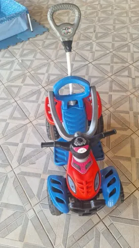Quadriciclo Infantil / Carrinho de Passeio e Pedal USADO, muito conservado.