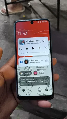 Redmi note 12 com um pequeno trincando na tela mas não interfere em nada