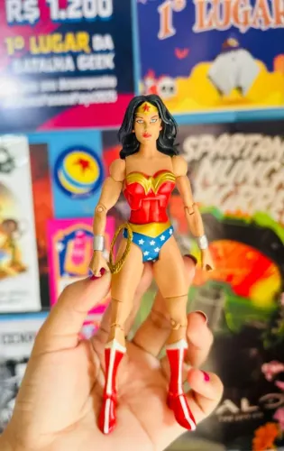 action figure da Mulher-Maravilha da linha DC Universe Classics,